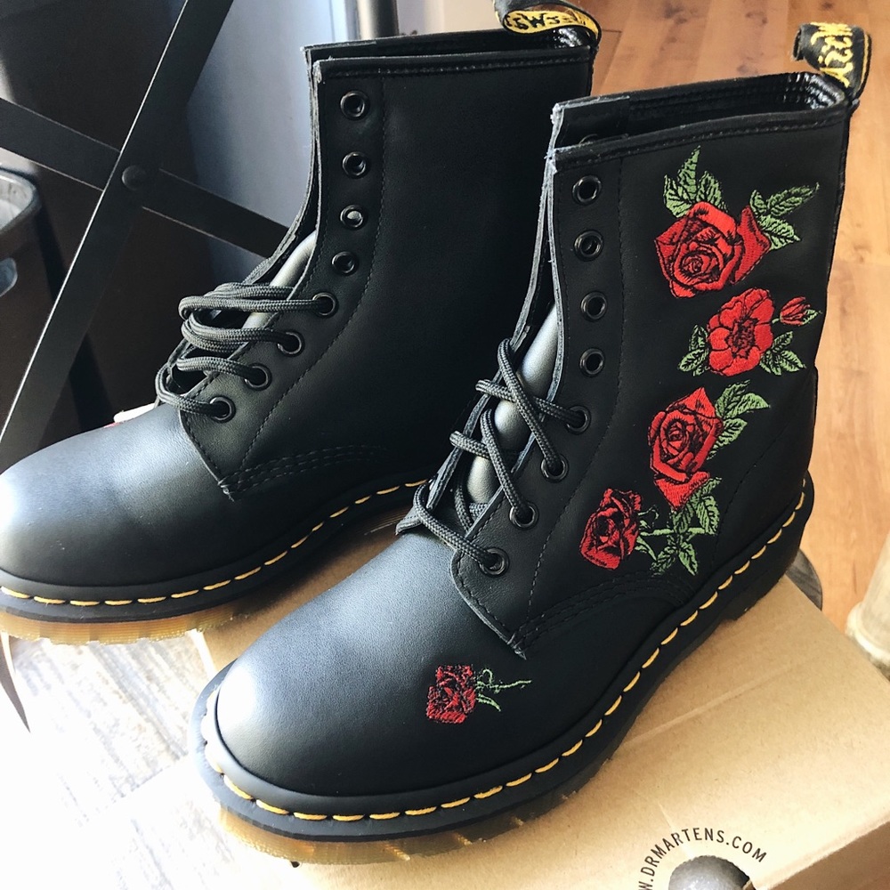 1460 Vonda Black Women’s Dr. Martens